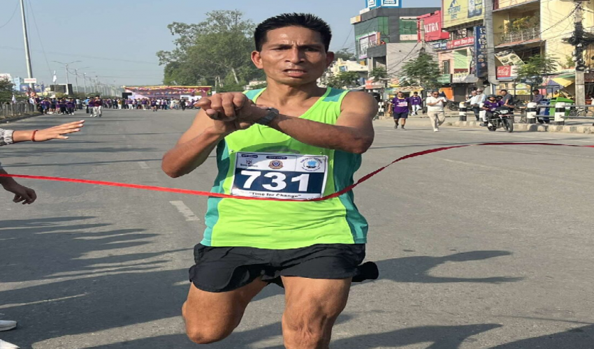 कैलालीमा आयोजित हाफ म्याराथनको उपाधि खड्कालाई