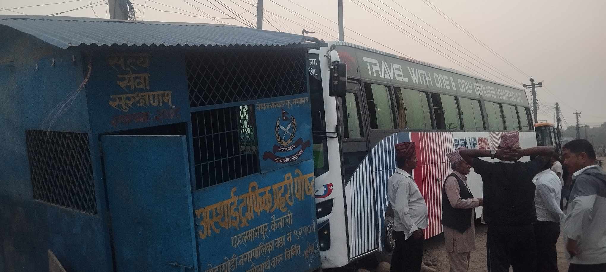 कैलालीमा बस र माइक्रो एक आपसमा ठोक्कियो, १० जना घाइते