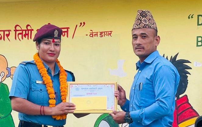 सुनगाभा मन्टेसोरीले गर्यो प्रहरी जवान चन्द्रिकालाई सम्मान
